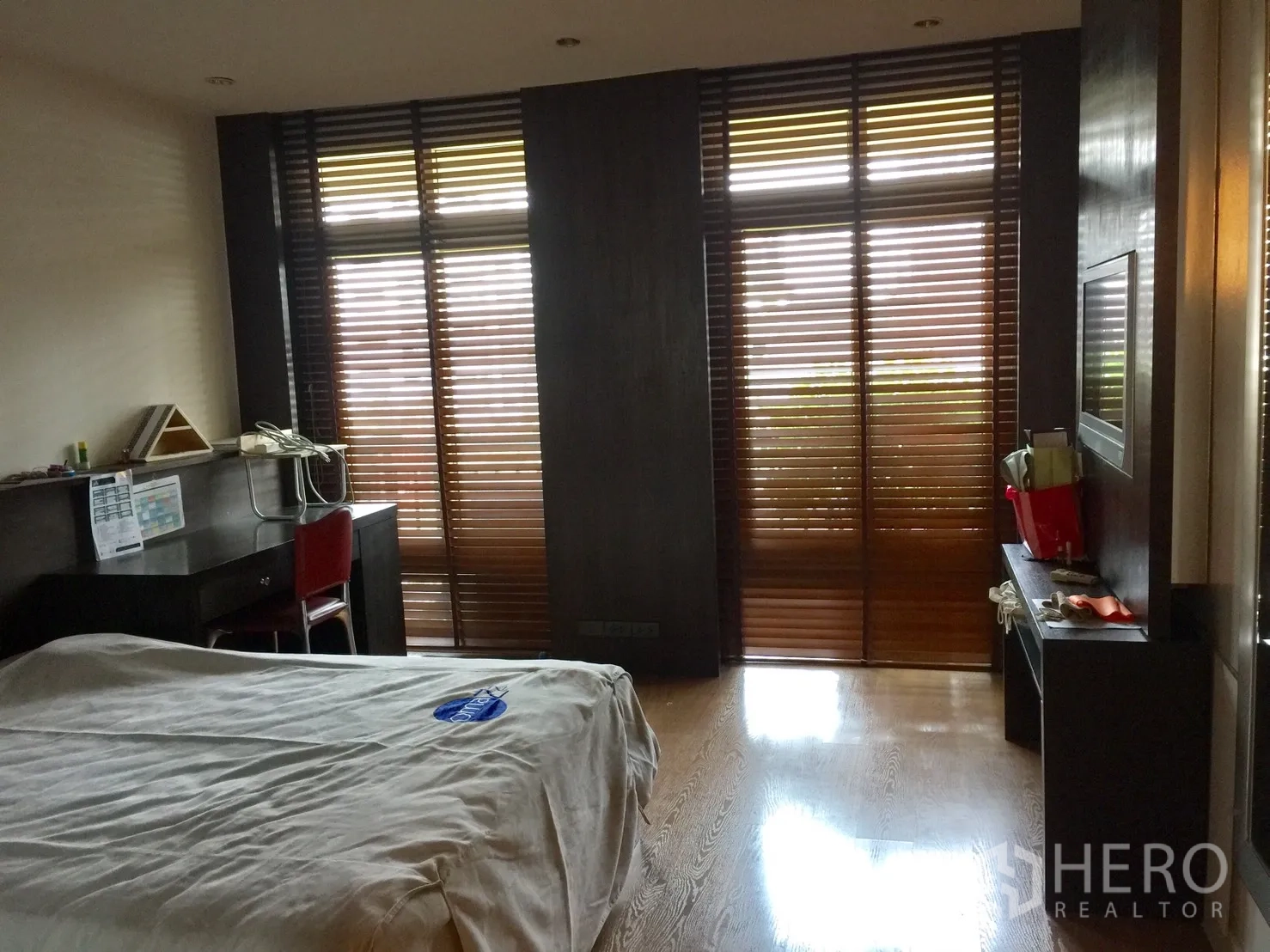 คอนโด ให้เช่าในWatthana, Bangkok - ห้องนอนรองมีโต๊ะทำงาน พื้นไม้เงางาม และมู่ลี่ไม้เต็มความสูงเชื่อมระเบียง