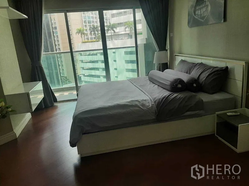 คอนโด ให้เช่าหรือขายในHuai Khwang, Bangkok - ห้องนอนใหญ่มีหน้าต่างสูงจรดเพดาน ทางออกระเบียง และวิวเมือง