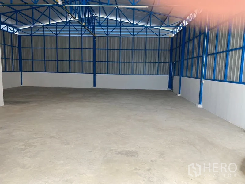 货栈 出租在Bueng Kum, Bangkok - 仓库内部空间开阔，层高高，钢结构屋架与光滑混凝土地面。