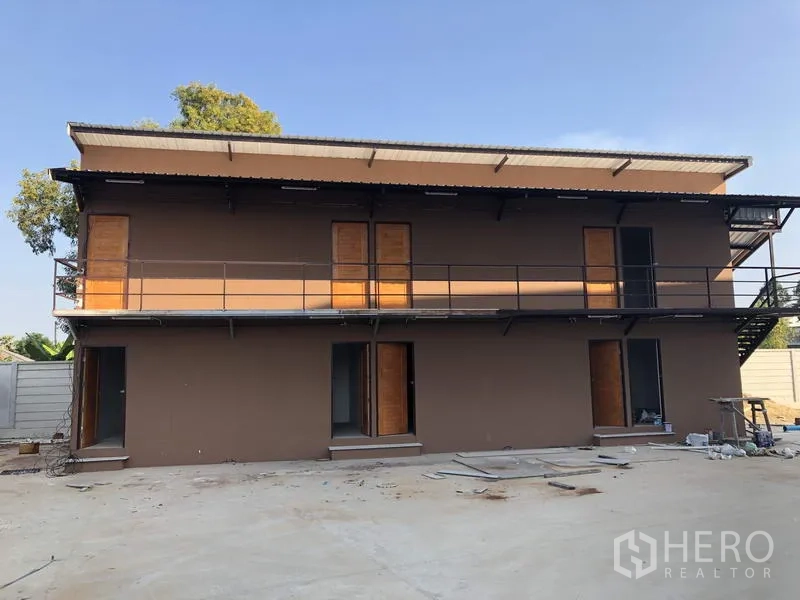 โรงงาน ให้เช่าในLam Luk Ka, Pathum Thani - อาคารหอพักพนักงานสองชั้น ทางเดินด้านนอก ภายในรั้วโรงงาน