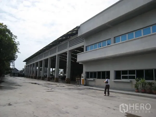 โรงงาน ให้เช่าในLat Lum Kaeo, Pathum Thani - ด้านหน้าโกดังยาวมีช่องโหลดหลายช่องติดกับอาคารสำนักงาน