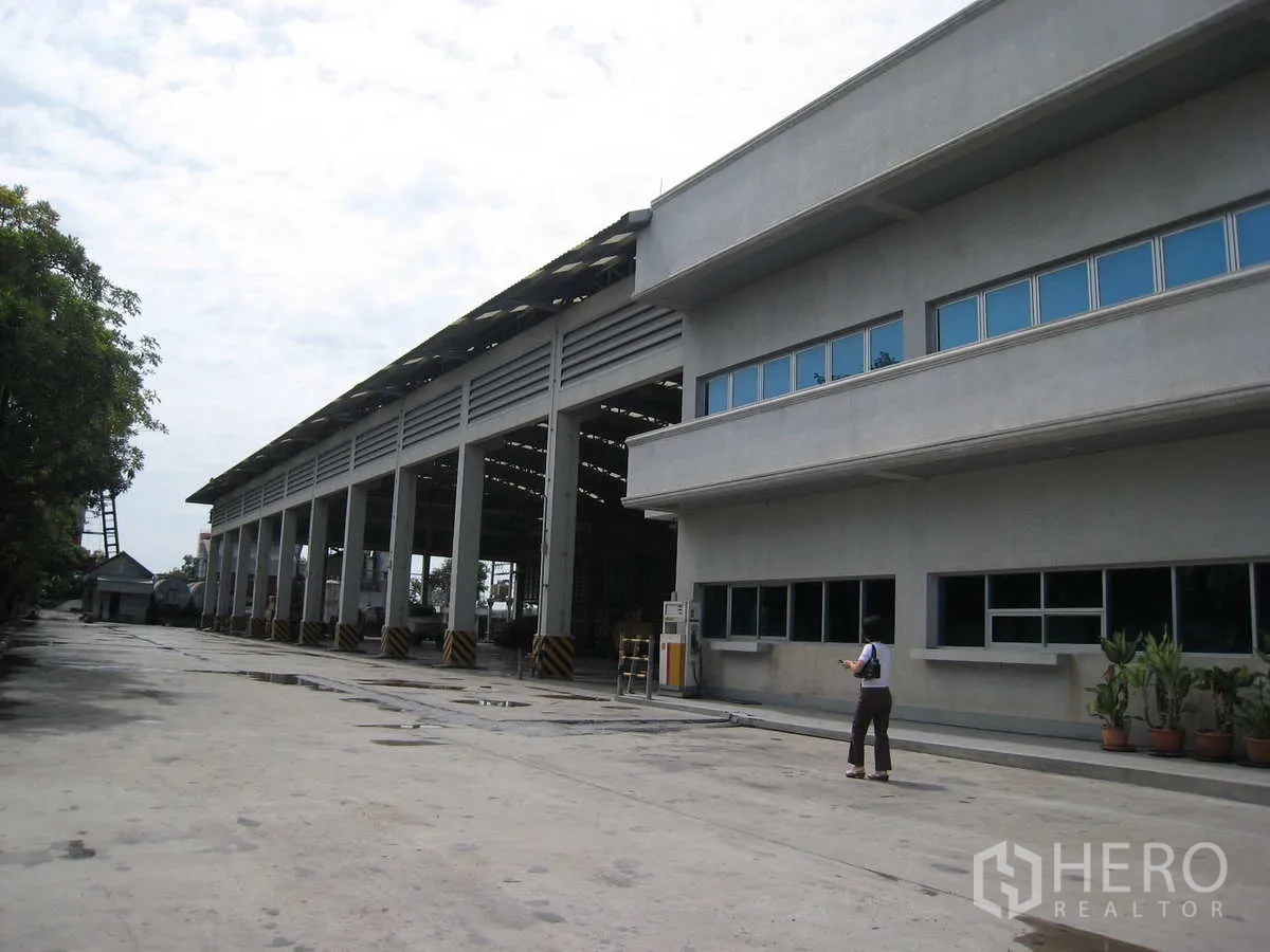 โรงงาน ให้เช่าในLat Lum Kaeo, Pathum Thani - ด้านหน้าโกดังยาวมีช่องโหลดหลายช่องติดกับอาคารสำนักงาน