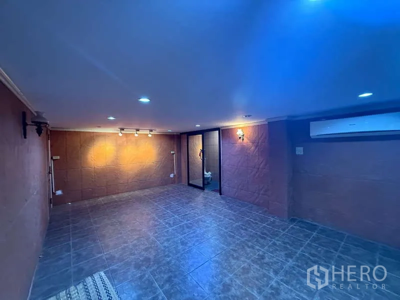 Home Office for rent in Khlong Toei, Bangkok - Air-conditioned room with textured walls, tile flooring and ceiling spotlights for office use.