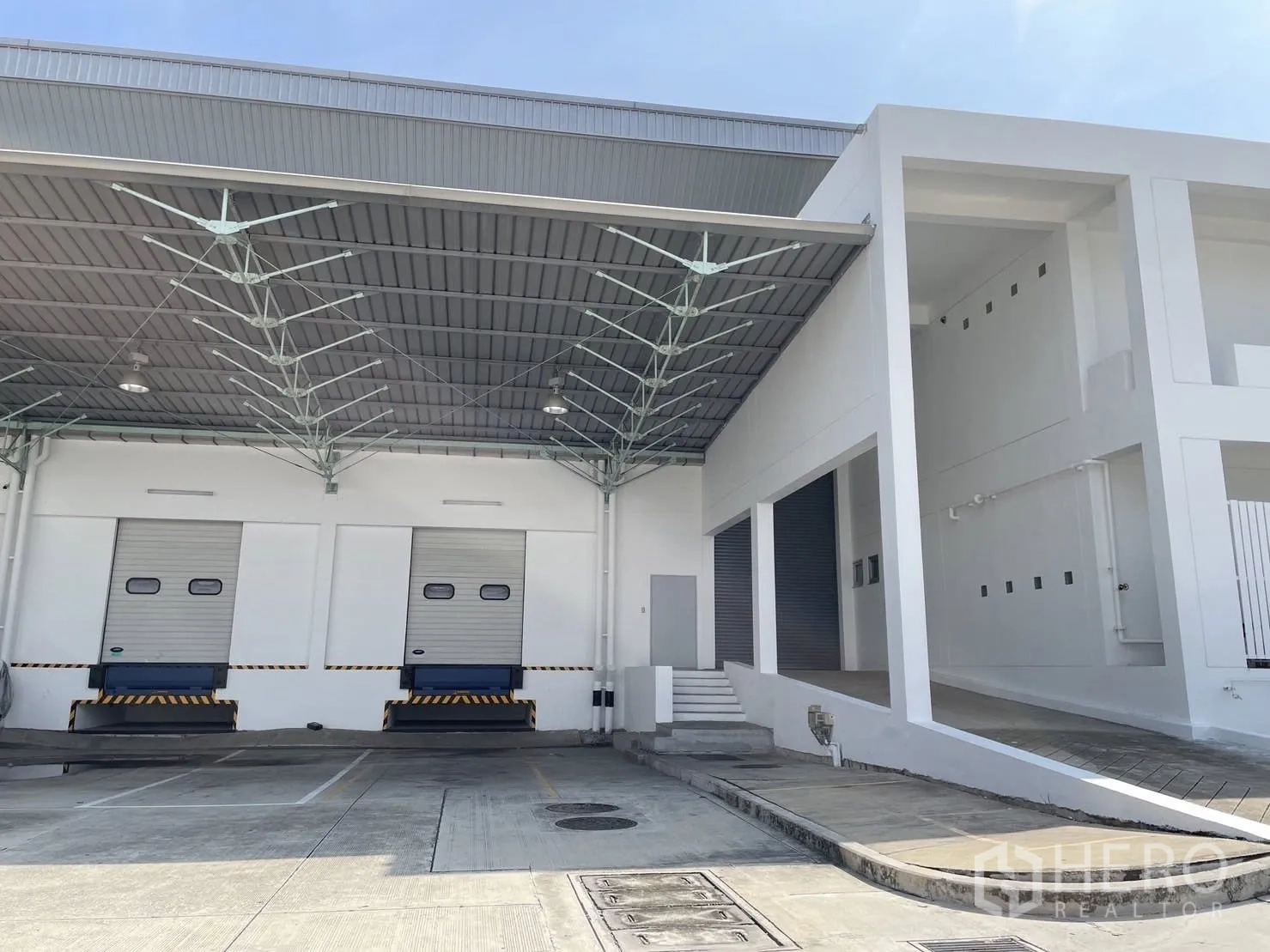 仓库 for rent in Bang Phli, Samut Prakan - 带顶装卸区，配两处装卸月台与调节板，卡车通道宽敞