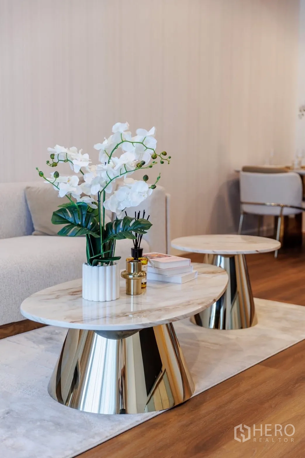 คอนโด for rent or sale in Pathum Wan, Bangkok - โต๊ะกลางท็อปหินอ่อนฐานสีทองในพื้นที่นั่งเล่น