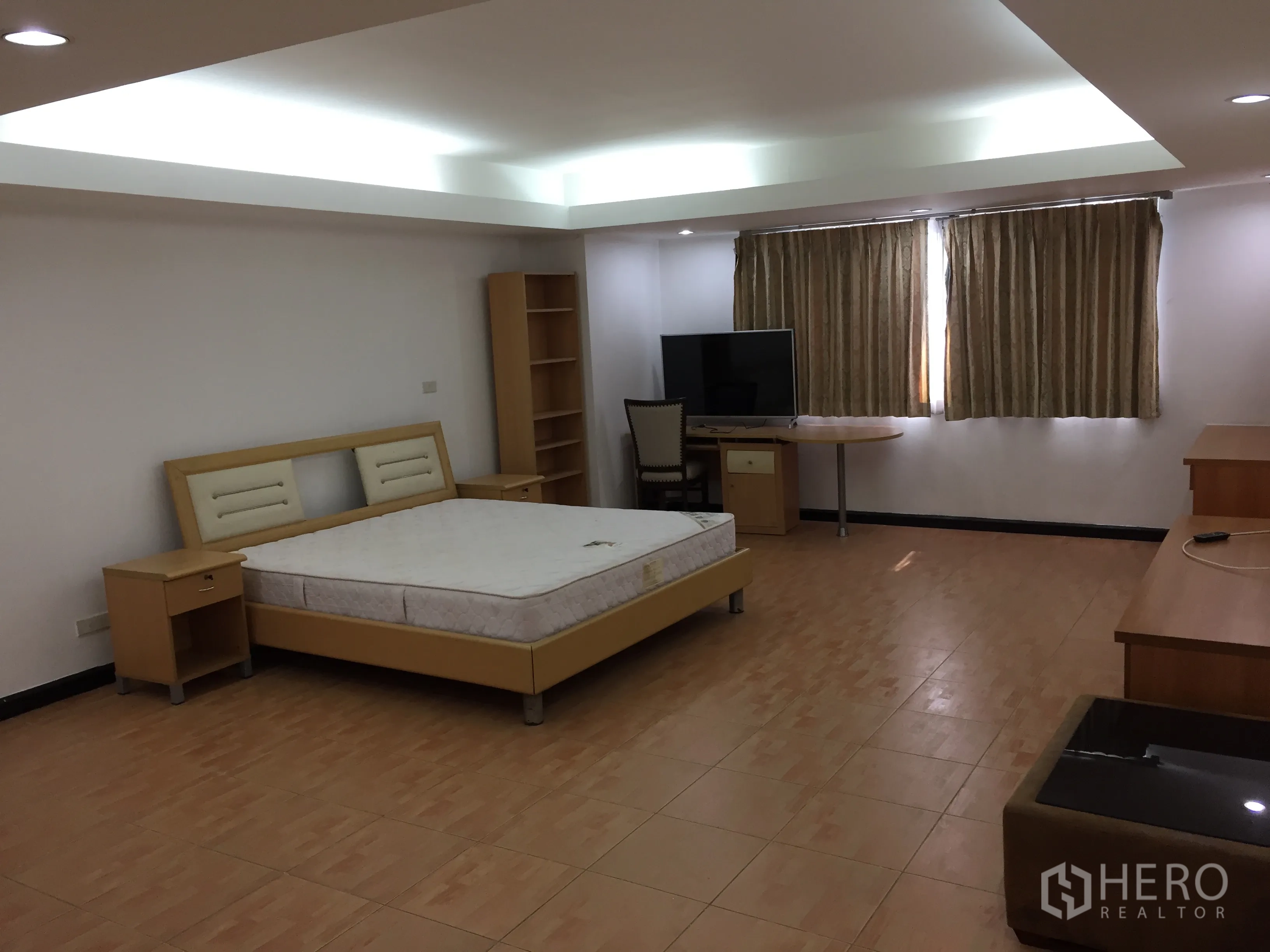 คอนโด ให้เช่าในWatthana, Bangkok - ห้องนอนมาสเตอร์กว้าง เตียง ทีวี โต๊ะทำงาน และไฟฝ้าหลุม