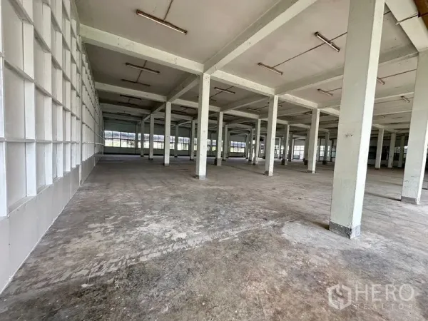 Office Space for rent in Bang Sao Thong, Samut Prakan - Open industrial-style office hall with grid columns and side wall windows.