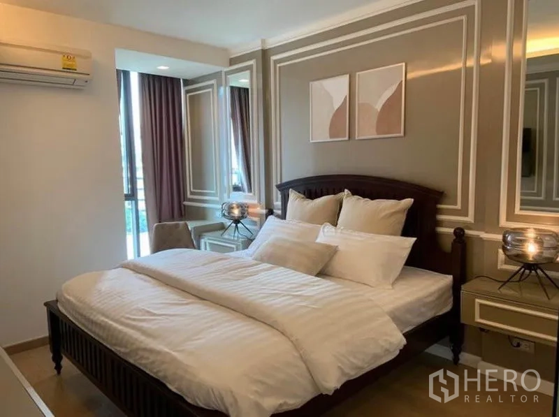 คอนโด ให้เช่าในWatthana, Bangkok - ห้องนอนอบอุ่น เตียงขนาดใหญ่ ผนังตกแต่งกรอบบัว กระจกเงา และหน้าต่างรับแสง