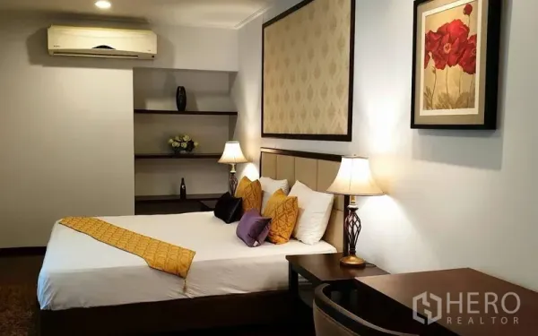 อพาร์ทเมนท์ ให้เช่าในWatthana, Bangkok - ห้องนอนอบอุ่น ชั้นวางบิลท์อิน ภาพแขวน และโต๊ะทำงาน