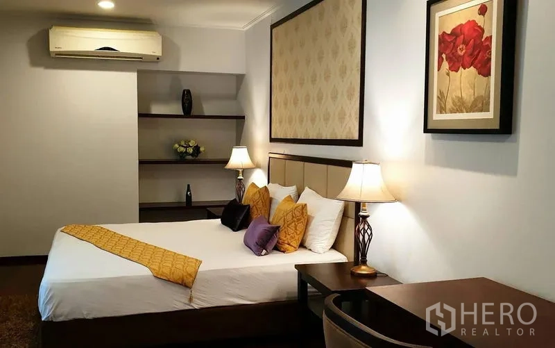 อพาร์ทเมนท์ ให้เช่าในWatthana, Bangkok - ห้องนอนอบอุ่น ชั้นวางบิลท์อิน ภาพแขวน และโต๊ะทำงาน