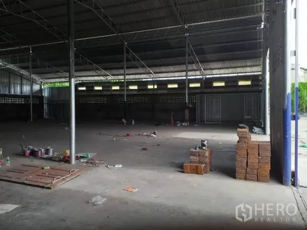คลังสินค้า ให้เช่าในPak Kret, Nonthaburi - ภายในโกดังกว้าง หลังคาทรัสเหล็กสูง พื้นที่ใช้งานแบบเคลียร์สแปน
