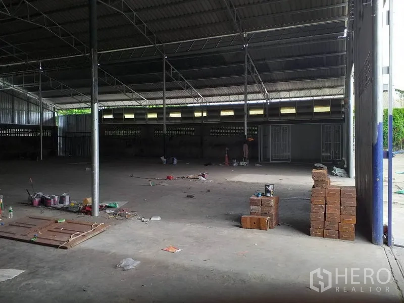 คลังสินค้า ให้เช่าในPak Kret, Nonthaburi - ภายในโกดังกว้าง หลังคาทรัสเหล็กสูง พื้นที่ใช้งานแบบเคลียร์สแปน