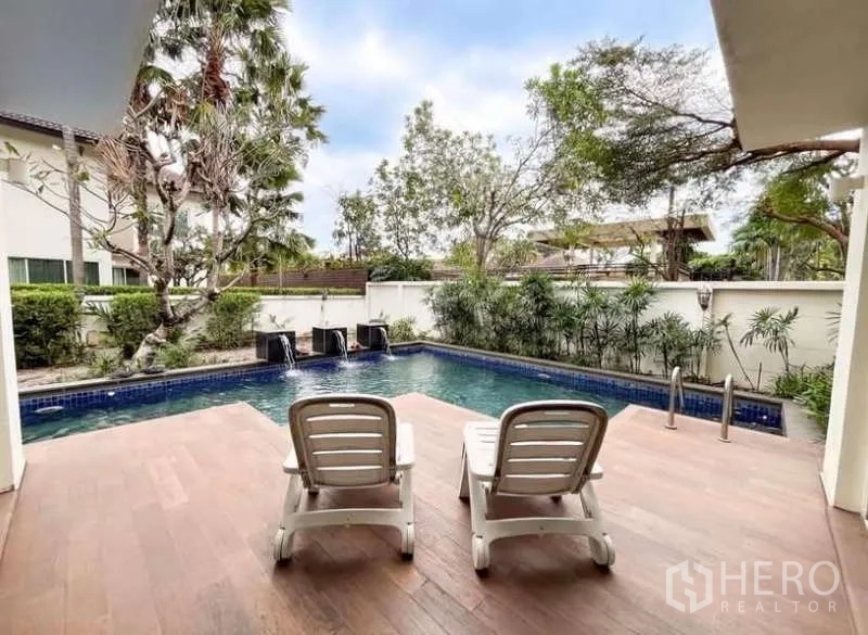 บ้าน ให้เช่าในBang Phli, Samut Prakan - ดาดฟ้าริมสระพร้อมเก้าอี้อาบแดดสองตัว มองเห็นสวนและช่องน้ำพุ