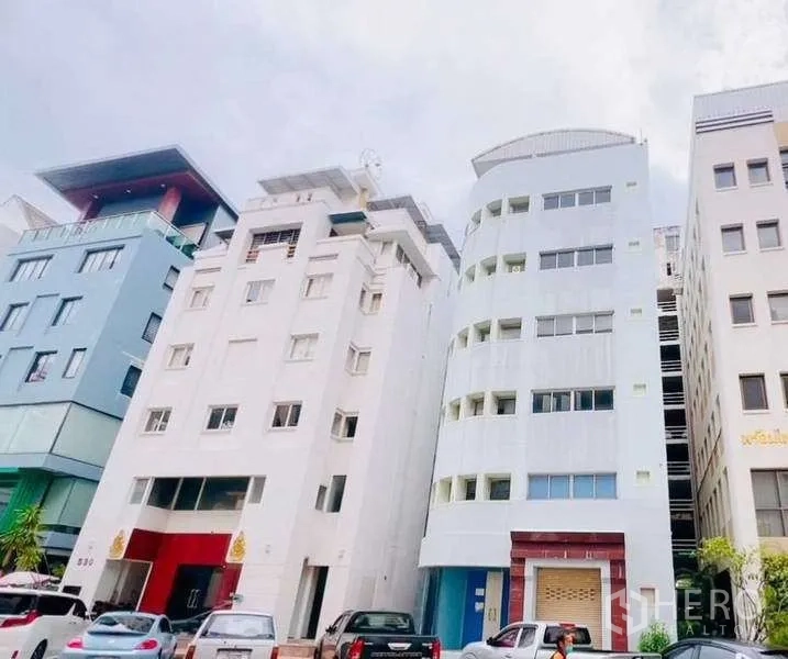带办公室的家 出售在Huai Khwang, Bangkok - 怀宽区现代中高层办公楼外观与路边停车