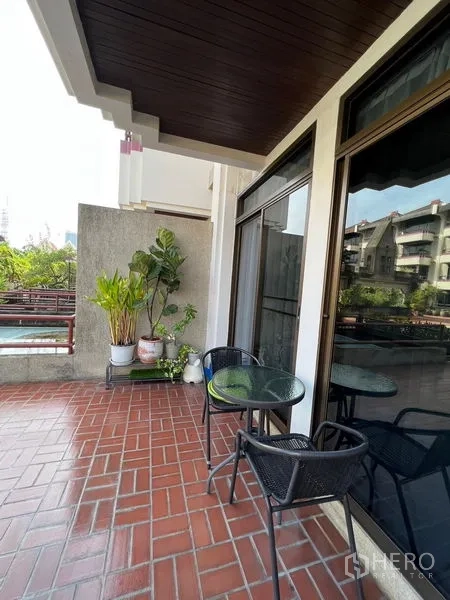 Townhouse for rent or sale in Suan Luang, Bangkok - Ground-floor patio with outdoor table, chairs and potted plants.