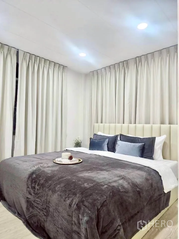 บ้านเดี่ยว for rent in Huai Khwang, Bangkok - ห้องนอนมีหัวเตียงบุ ผ้าม่านรอบด้าน และถาดตกแต่งบนเตียง