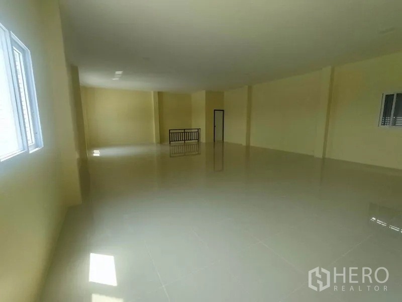 โรงงาน ขายในMueang Samut Sakhon, Samut Sakhon - ชั้นบนแบบเปิดโล่ง มีหน้าต่าง ราวกั้น และพื้นกระเบื้องเงา