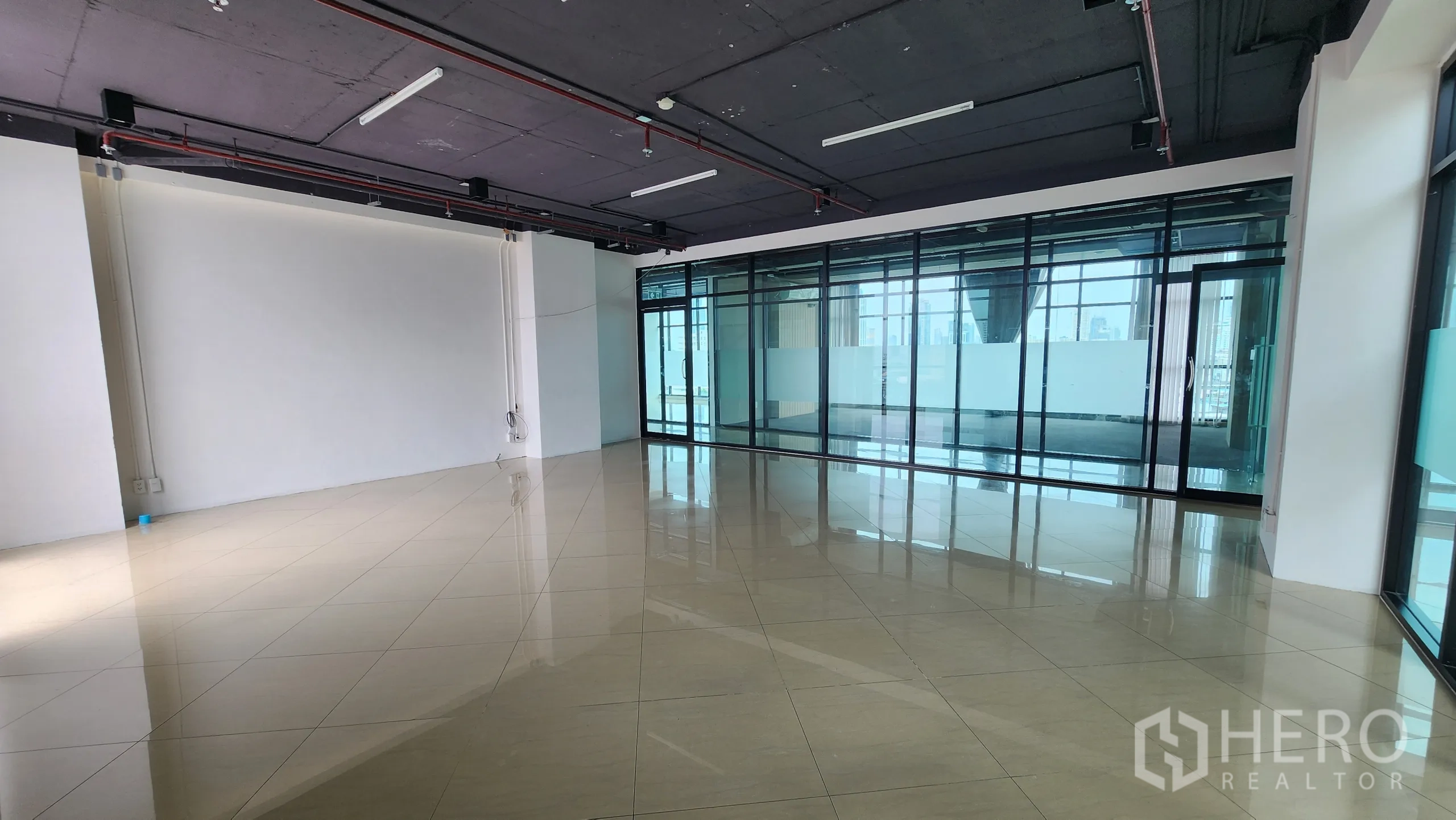 办公空间 出租在Yan Nawa, Bangkok - 宽敞开放办公区，亮面地砖与外露灯具。