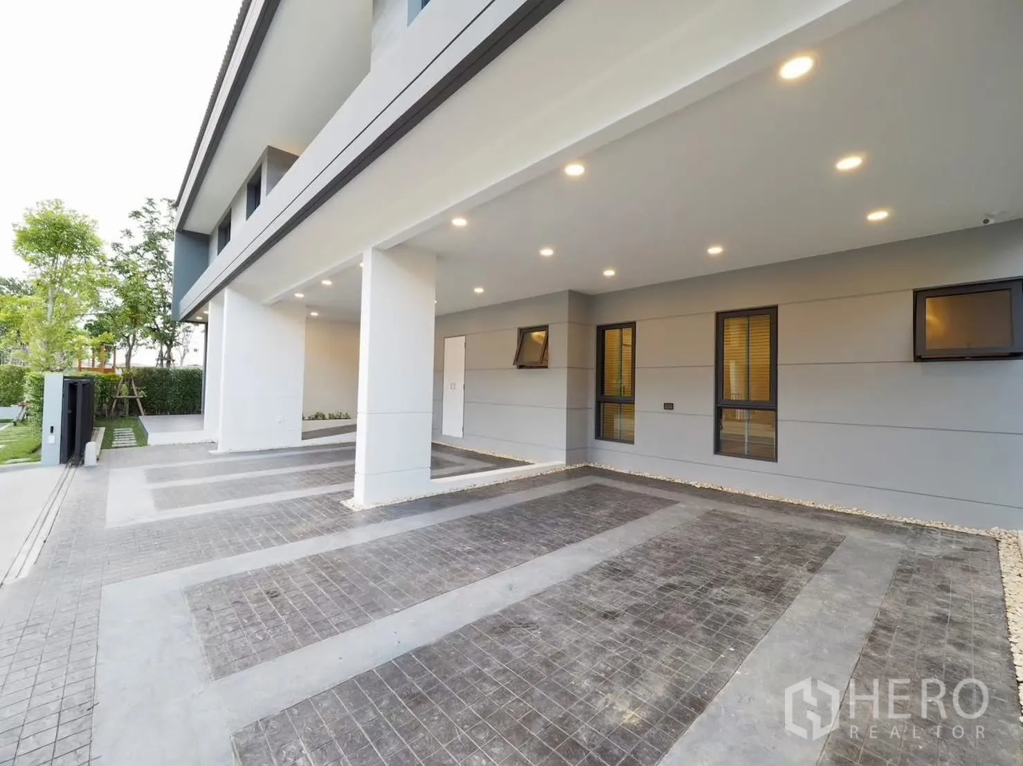 独立式住宅 出租在Bang Phli, Samut Prakan - 覆盖式车棚可停四辆车，并设照明与EV充电位。