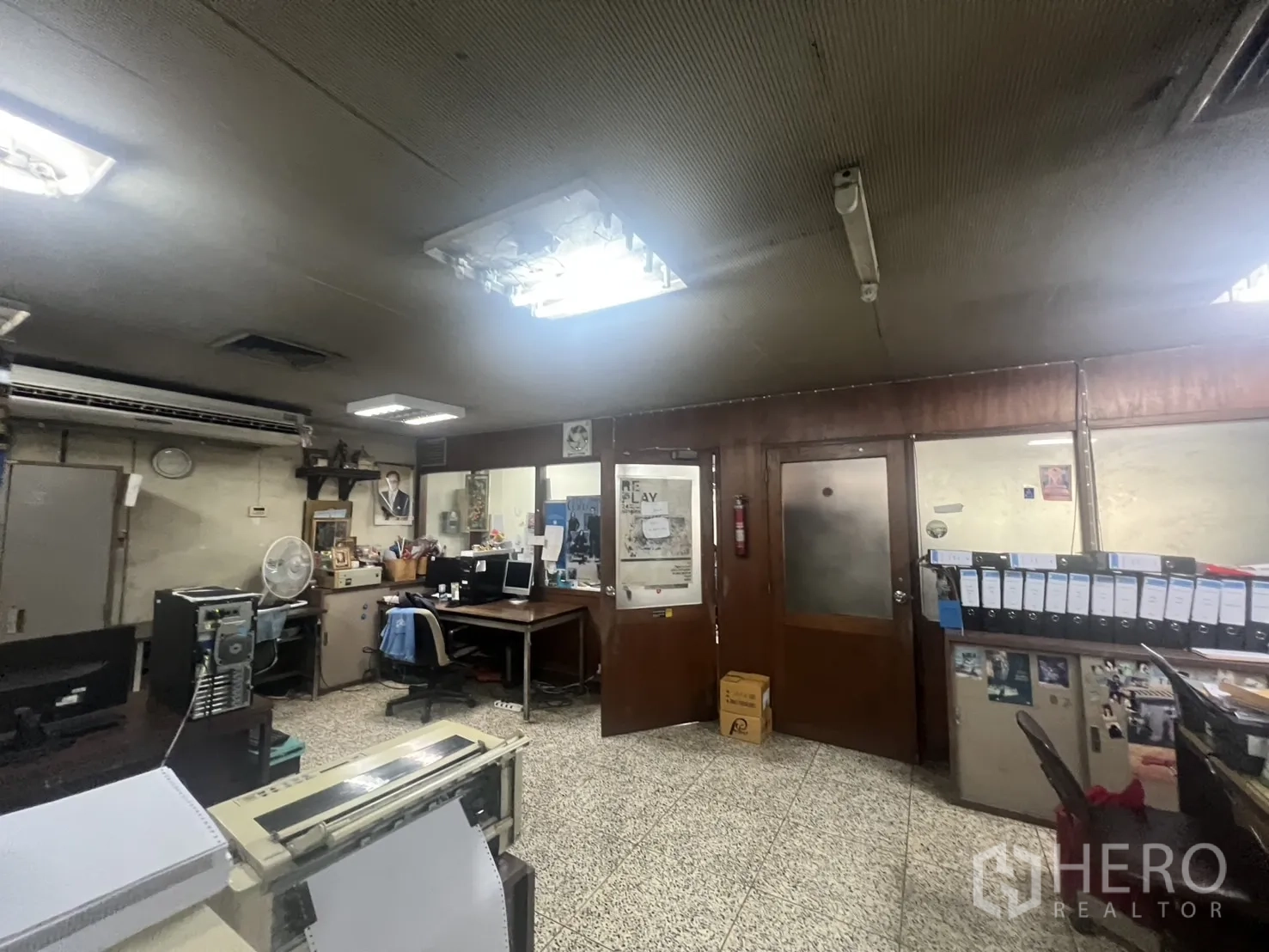 店屋 出租 - 传统办公室，配办公桌、档案与空调。