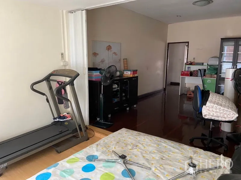 联排别墅 出租在Khlong Toei, Bangkok - 多功能卧室，木地板，配跑步机、储物柜与工作区。