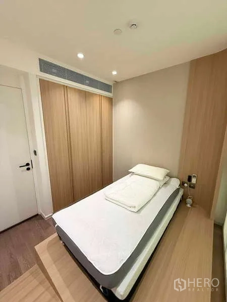 Condominium for rent in Watthana, Bangkok - Second bedroom with single bed, built-in closet, and recessed ceiling lights.