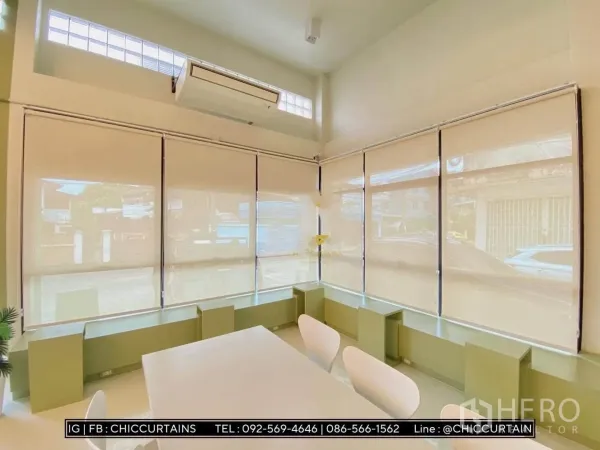 ตึกแถว for rent in Phra Khanong, Bangkok - มุมห้องกระจกบานใหญ่พร้อมมู่ลี่ แอร์แขวน และโต๊ะประชุมกับเก้าอี้