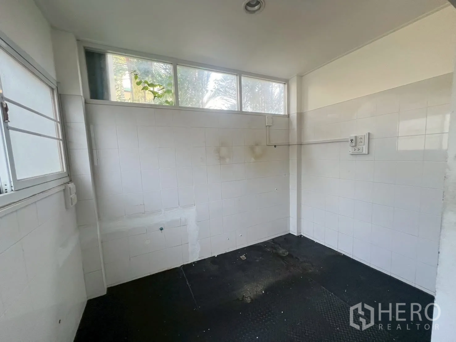 บ้านเดี่ยว for rent in Watthana, Bangkok - ห้องครัวหรือห้องเอนกประสงค์ปูกระเบื้อง มีหน้าต่างและปลั๊กไฟ