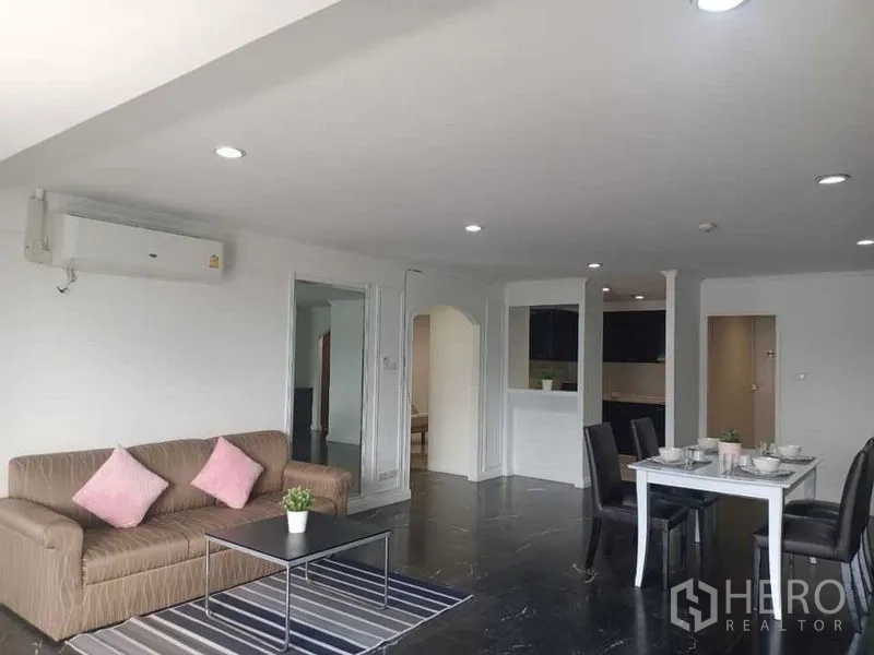 คอนโด ให้เช่าในWatthana, Bangkok - โถงนั่งเล่นและทานอาหารแบบเปิดโล่ง ไฟดาวน์ไลท์ เชื่อมต่อครัว