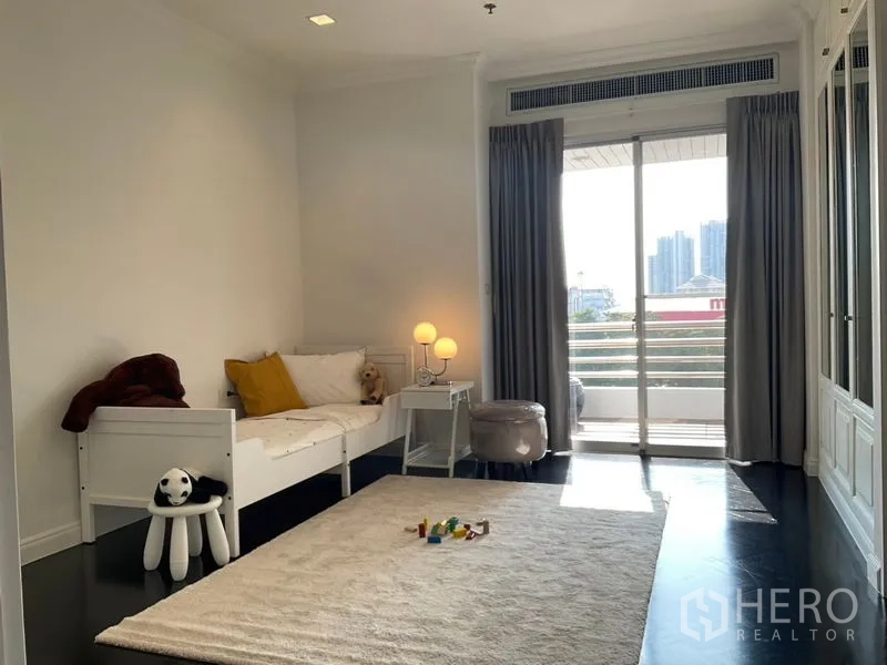 Apartment for rent in Sathon, Bangkok - Kids’ bedroom with daybed, rug and sliding door to the balcony.