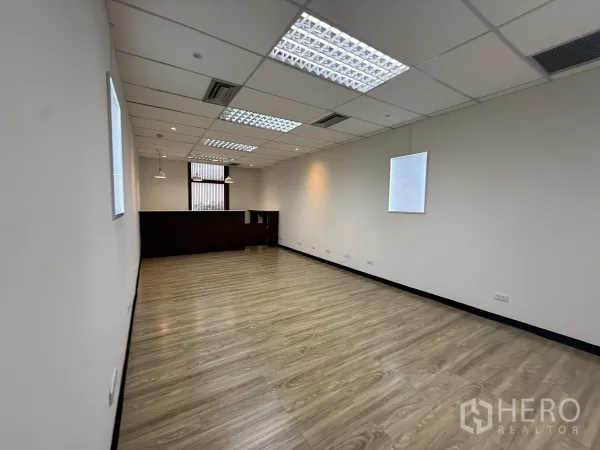 สำนักงาน ให้เช่า - ห้องทำงานเอนกประสงค์ยาว พื้นไม้สีอ่อน ผนังขาว และเคาน์เตอร์ต้อนรับ
