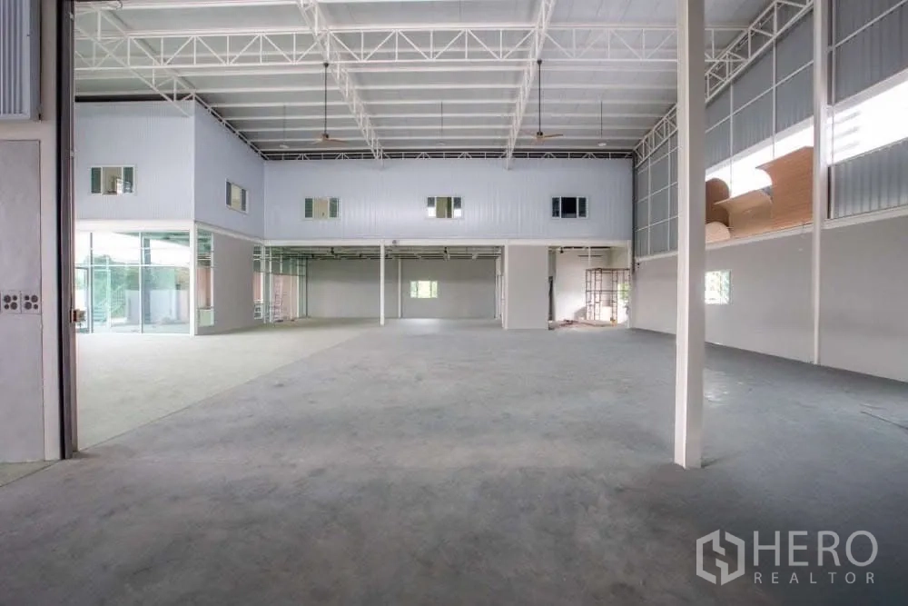 Warehouse for rent in Lat Krabang, Bangkok - Open industrial floor with suspended mezzanine offices and wide clear-span structure.