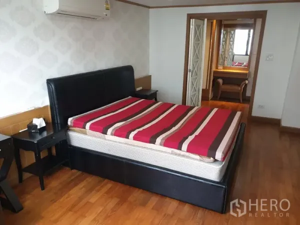 คอนโด ให้เช่าในWatthana, Bangkok - ห้องนอนหลักเตียงบุนวม ผนังวอลล์เปเปอร์ พร้อมโถงเชื่อมไปยังมุมแต่งตัว