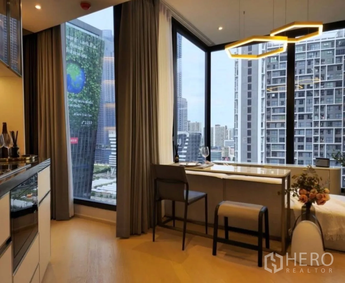 Condominium for rent in Din Daeng, Bangkok - Breakfast bar beside corner glass windows overlooking surrounding skyscrapers.