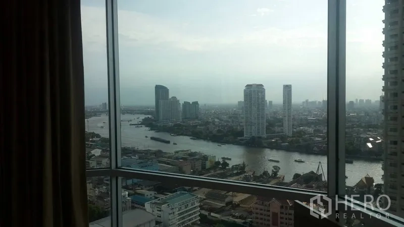 公寓 出租或出售在Sathon, Bangkok - 高层窗景，可望湄南河与周边高楼。