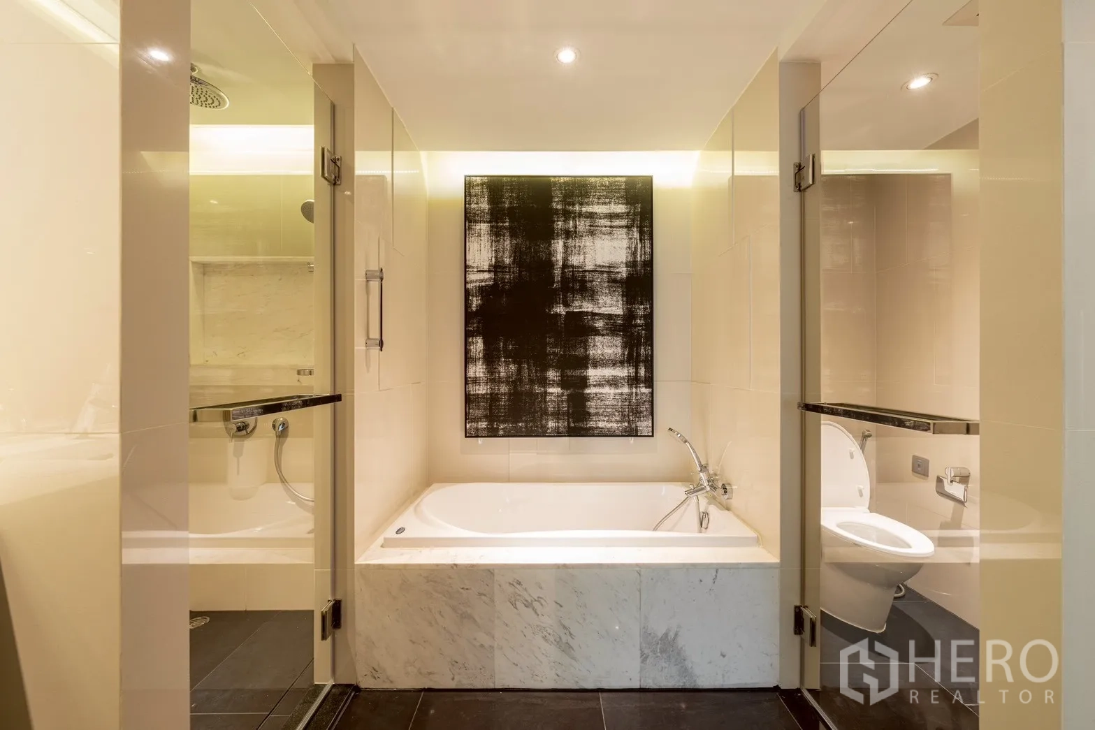 คอนโด for rent or sale in Pathum Wan, Bangkok - ห้องน้ำมีอ่างอาบน้ำหินอ่อน คั่นด้วยห้องอาบน้ำและห้องส้วมกระจก