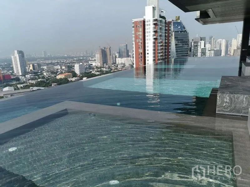公寓 出租或出售在Watthana, Bangkok - 屋顶无边际泳池，城市景观