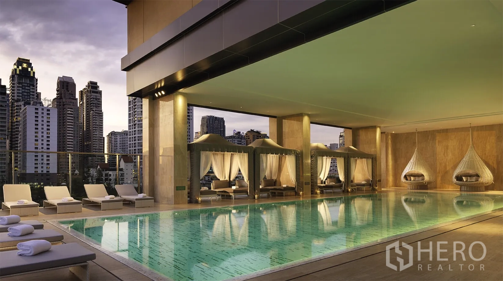 คอนโด ขายในPathum Wan, Bangkok - สระว่ายน้ำส่วนกลางสไตล์รีสอร์ตพร้อมคาบาน่าและวิวเมือง