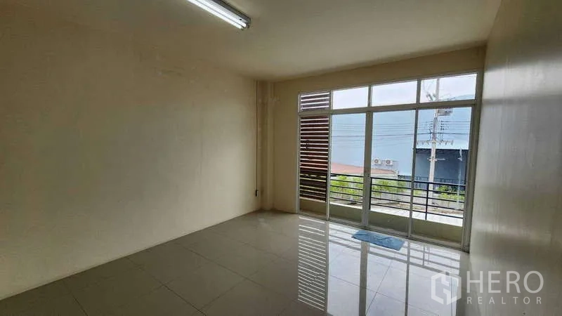 โรงงาน ให้เช่าในSamut Sakhon - ออฟฟิศปูกระเบื้องสว่าง โปร่งด้วยหน้าต่างและประตูกระจก