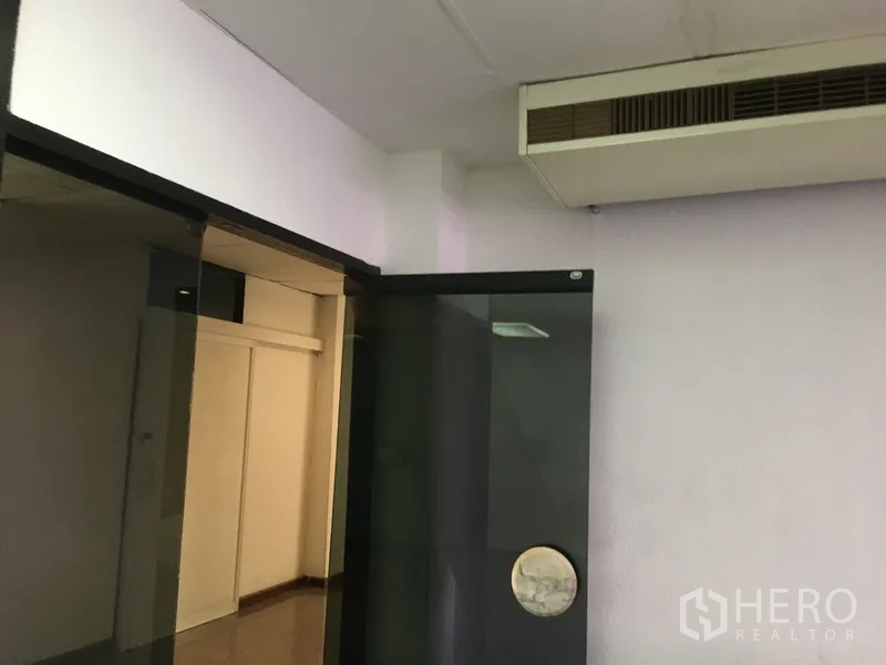 สำนักงานที่บ้าน ให้เช่าในHuai Khwang, Bangkok - ภาพใกล้ของประตูกระจกและเครื่องปรับอากาศแขวนใต้ฝ้า.