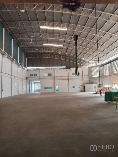 โรงงาน ให้เช่าในMueang Samut Prakan, Samut Prakan - โรงงานสไตล์คลังสินค้าพร้อมตะขอเครน ชั้นลอยสำนักงาน และพื้นคอนกรีตกว้าง