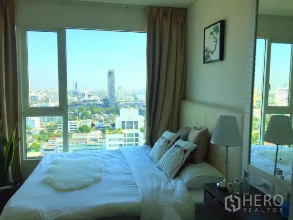 คอนโด ให้เช่าหรือขายในWatthana, Bangkok - ห้องนอนอบอุ่น หน้าต่างบานใหญ่ มุมมองสกายไลน์กรุงเทพฯ