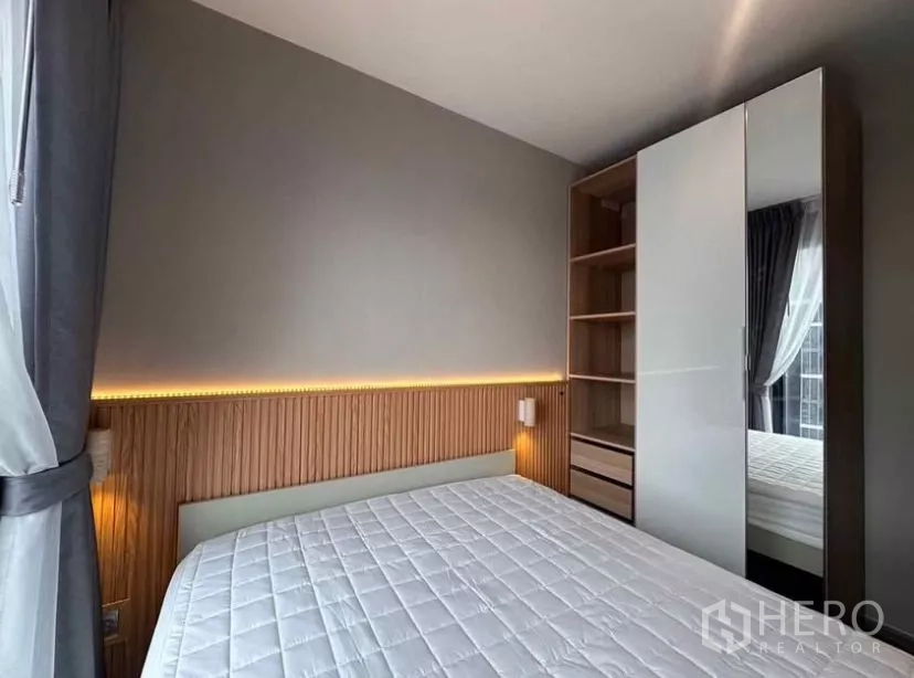 公寓 出租在Chatuchak, Bangkok - 主卧带衣柜与LED床头灯带