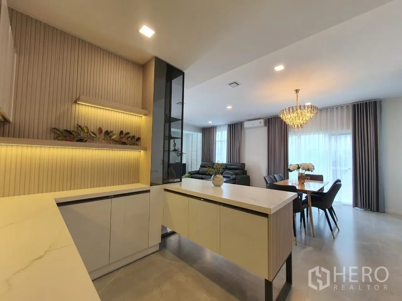 独立式住宅 出租在Prawet, Bangkok - 餐边柜与带灯带的壁柜，连接餐区的备餐台。