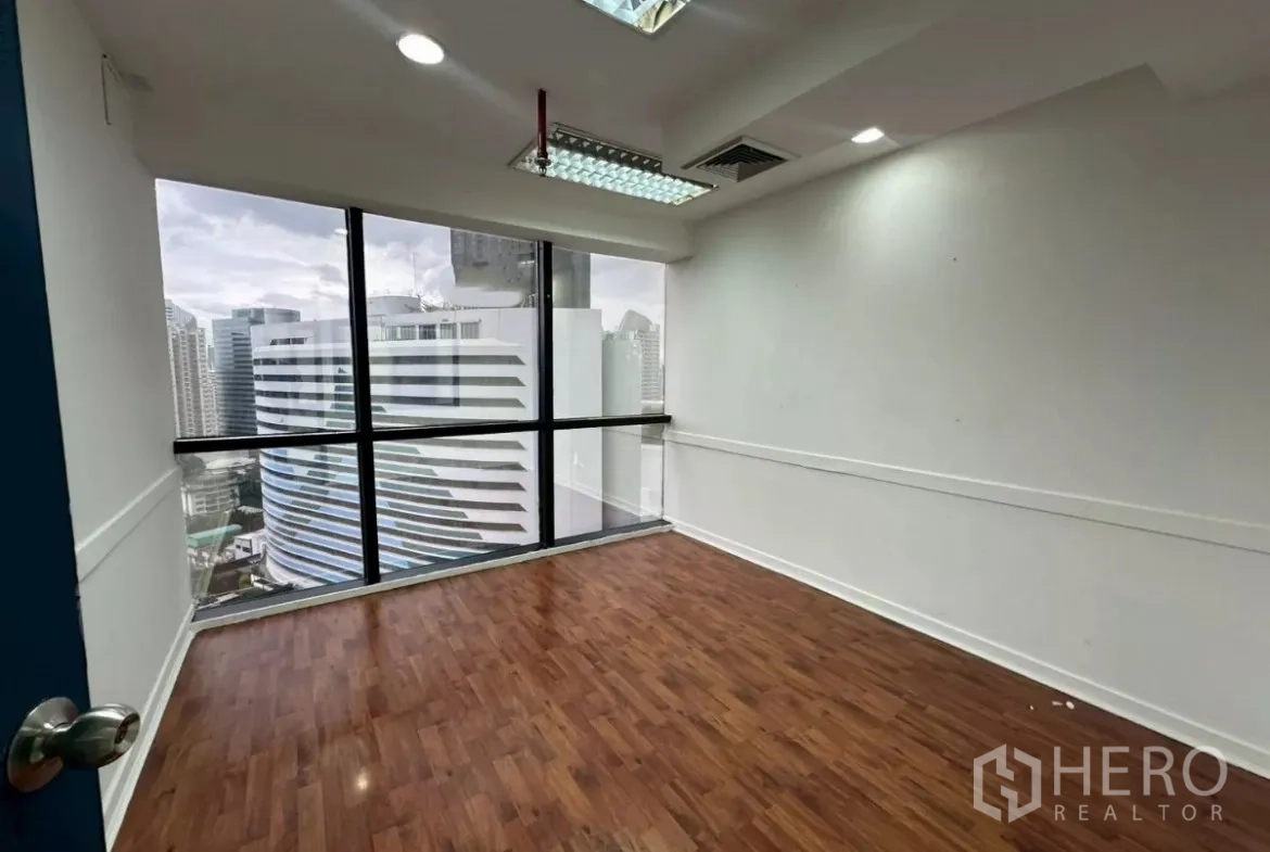 Office Space for rent in Khlong Toei, Bangkok - Light-filled corner office with wide glazing and skyline view.