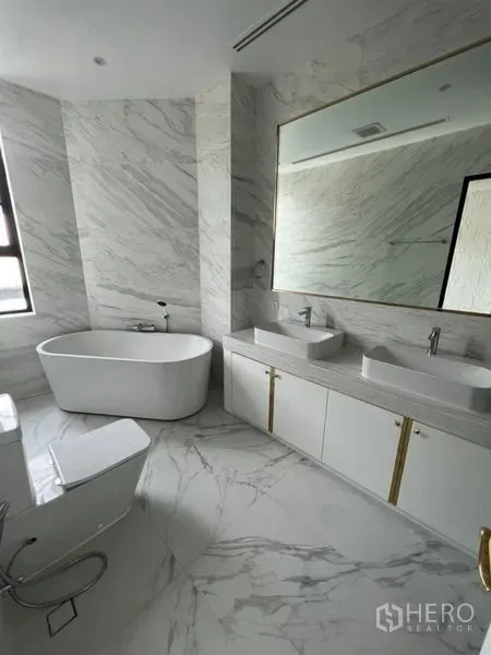 带办公室的家 出租或出售在Watthana, Bangkok - 主浴室配独立浴缸、双台盆与大理石装饰。