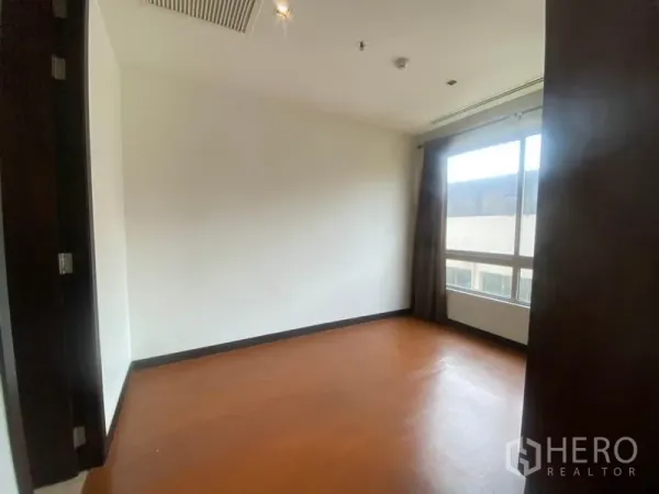 公寓 出租在Yan Nawa, Bangkok - 次卧木地板，大窗采光充足。