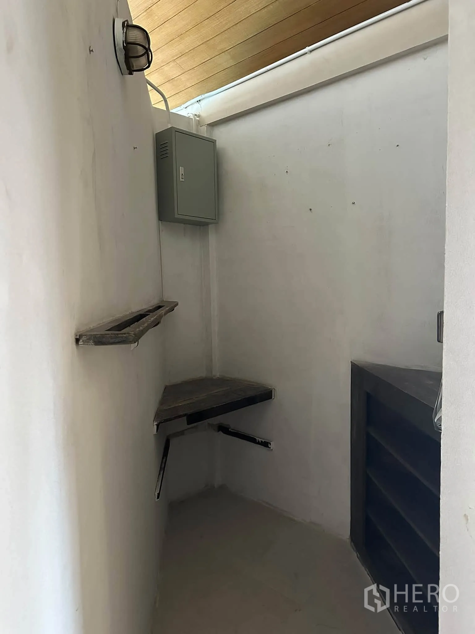 พื้นที่ขายของ for rent in Khlong Toei, Bangkok - ห้องเก็บของขนาดเล็กมีชั้นมุมและตู้ไฟ