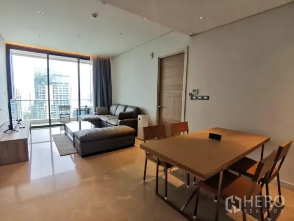 คอนโด ให้เช่าในPathum Wan, Bangkok - มุมมองอีกด้านของห้องนั่งเล่นและรับประทานอาหาร เชื่อมสู่ระเบียงวิวสกายไลน์