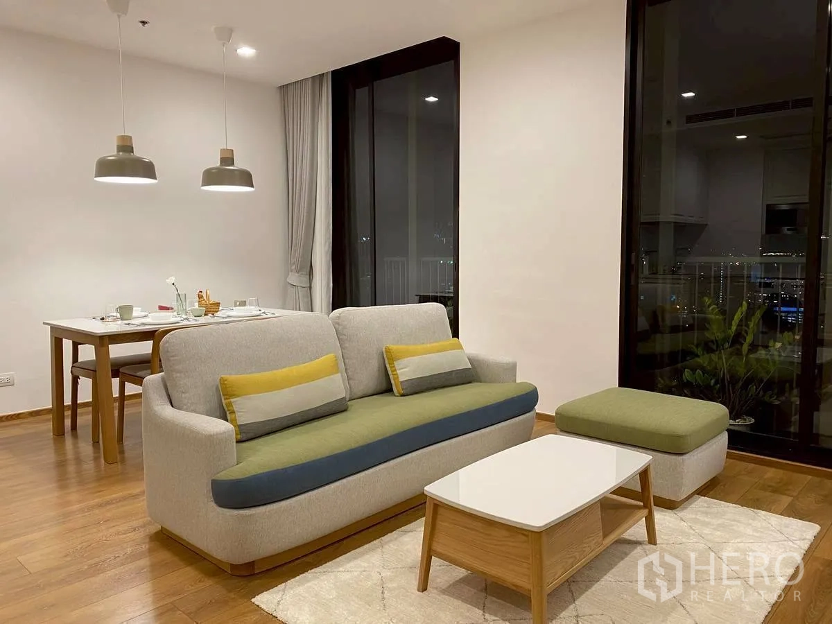 คอนโด for rent in Watthana, Bangkok - บรรยากาศตอนค่ำของพื้นที่นั่งเล่น-รับประทานอาหารพร้อมโคมแขวนและกระจกเต็มบาน